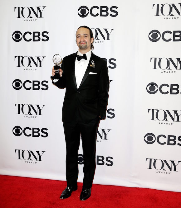 El m&uacute;sico Lin-Manuel Miranda posa con uno de los premios Tony entregados el 12 de junio en Nueva York, por su trabajo en el musical "Hamilton". 