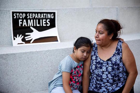 Inmigrante indocumentada Isabel Sandoval (d) y su hija Marisol participan en una vigilia luego de que la Corte Suprema de EEUU se pronunciar&aacute; sobre la Pol&iacute;tica de Inmigraci&oacute;n del presidente Barack Obama.