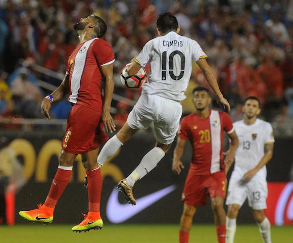  Los jugadores Jhasmani Campos de Bolivia y Gabriel G&oacute;mez de Panam&aacute; disputan el bal&oacute;n hoy, lunes 6 de junio de 2016, en el juego por la Copa Am&eacute;rica Centenario 2016, en el estadio Camping World de Orlando
