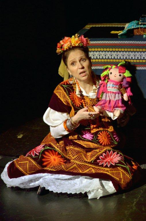 Frida y mu&ntilde;eca. 