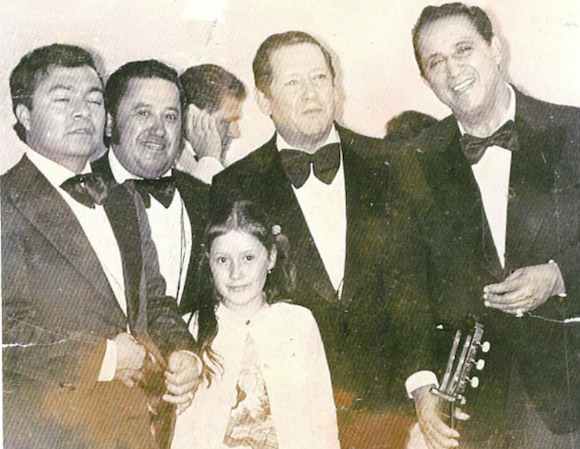 El mundialmente famoso trio Los Panchos de México durante una actuación en la Radio Tarqui, en Quito – Ecuador, recibieron el saludo de su colega, el artista y académico Lic. Arturo Hidalgo y de su hija Ximena Hidalgo-Ayala. De izq. a der. Rafael Basurto Lara; Lic. Arturo Hidalgo con su hija Ximena, Alfredo Gil y Chucho Navarro.