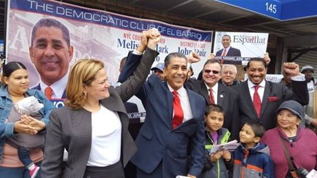 Lo logr&oacute; a la tercera: es el virtual Congresista de Harlem-El Bronx, coraz&oacute;n popular de Nueva York, porque al ganar las primarias dem&oacute;cratas del martes lo dejan virtualmente con el camino libre para la victoria en las elecciones de noviembre. 