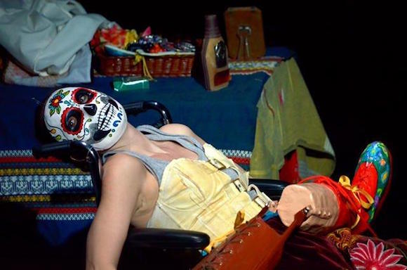 Kahlo con parte de los atributos de su vida, la muerte, el corset y su pierna de palo.