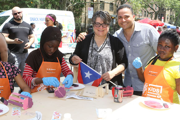 La empresa Home Depot tuvo talleres de carpinteria y pintura para los ni&ntilde;os; y en la foto ni&ntilde;os junto a Lorraine Cort&eacute;s-V&aacute;zquez (presidente) y Ululy Martinez (vice presidente del NPRDP).