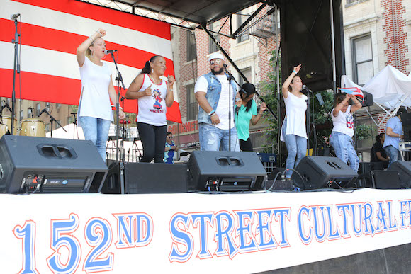 El tradicional &ldquo;Festival Cultural de la Calle 152&rdquo; de El Bronx, reuni&oacute; a miles de personas, quienes asistieron para escuchar y bailar a la m&uacute;sica representativa de Puerto Rico, la Salsa, Reggaeton como tambi&eacute;n La Bomba y Plena.
