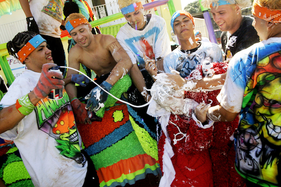 Fotograf&iacute;a del Festival de M&aacute;scaras de Hatillo, en el noroeste de Puerto Rico. Miles de personas participan en los desfiles por las calles de la ciudad con vistosos atuendos representativos de la cultura puertorrique&ntilde;a. 