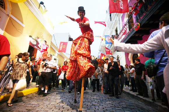 Cientos de puertorrique&ntilde;os participan en el inicio de la edici&oacute;n 41 de las Fiestas de la Calle San Sebasti&aacute;n en San Juan.