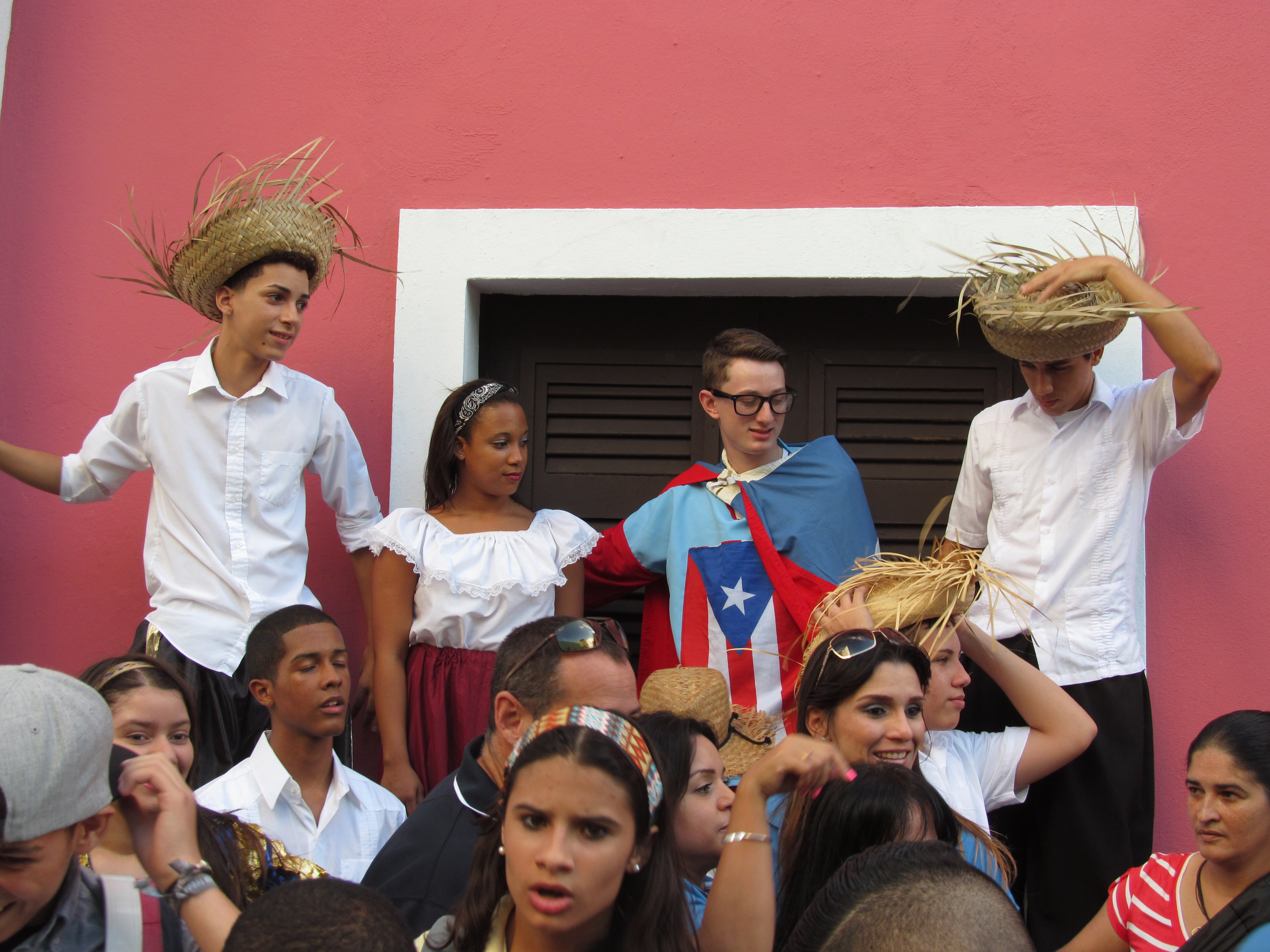 La mejor muestra del car&aacute;cter bullicioso de los puertorrique&ntilde;os son las tradicionales Fiestas de la Calle San Sebasti&aacute;n, en la capital. 