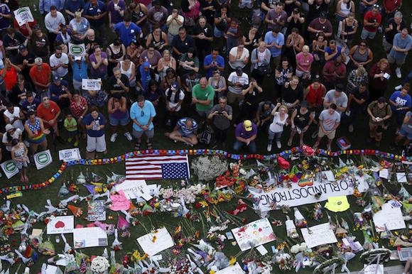 Un grupo de personas deja flores hoy, lunes 13 de junio de 2016, frente al Dr. Phillips Center for the Performing Arts en honor a las personas fallecidas durante el tiroteo en Orlando (Florida, EE.UU.). Un total de 50 personas, incluyendo el sospechoso murieron y 53 resultaron heridos en un tiroteo en un club LGBT en Orlando, Florida, en las primeras horas del 12 de junio. El tirador muri&oacute; en un intercambio de disparos con la polic&iacute;a despu&eacute;s de la toma de rehenes en el club. 