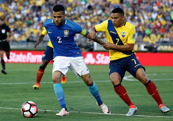Dani Alves (i) de Brasil ante Jefferson Montero (d) de Ecuador durante un partido de la Copa Am&eacute;rica hoy, 4 de junio de 2016, en Pasadena, Los &Aacute;ngeles, California.