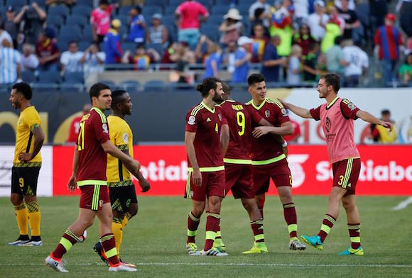 ugadores de Venezuela celebran la victoria sobre Jamaica hoy, domingo 5 de junio de 2016, durante un partido del grupo C de la Copa Am&eacute;rica en el estadio Soldier Field en Chicago, Illinois.