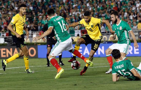 H&eacute;ctor Herrera (frente) de M&eacute;xico disputa el bal&oacute;n con Joel McAnuff (2-d) de M&eacute;xico hoy, jueves 9 de junio de 2016, en un partido entre M&eacute;xico y Jamaica en el grupo C de la Copa Am&eacute;rica Centenario en Pasadena.