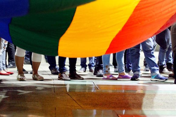 Activistas participan en una vigilia en honor de las v&iacute;ctimas de una matanza en un bar de Orlando.