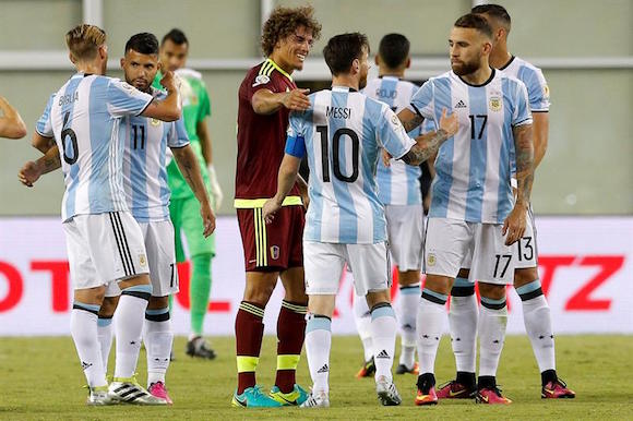  El jugador venezolano Rolf Fletcher (c) saluda al argentino Lionel Messi (2-d) hoy, s&aacute;bado 18 de junio de 2016, al final de un partido entre Argentina y Venezuela por los cuartos de final de la Copa Am&eacute;rica Centenario, en el estadio Gillete de Foxborough.