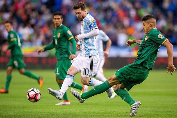  El argentino Lionel Messi conduce el bal&oacute;n ante la marca de un boliviano hoy, martes 14 de junio de 2016, durante un partido entre Argentina y Bolivia por el Grupo D de la Copa Am&eacute;rica Centenario, en el estadio Century Field de Seattle, Washington.