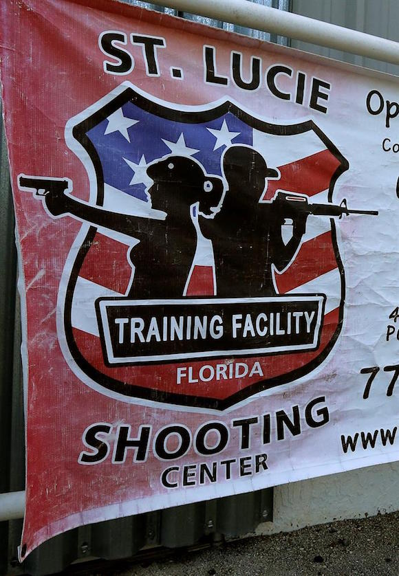 ista de un cartel de un centro de tiro en Port St. Lucie, Florida, donde se sospecha que Omar Mateen compr&oacute; sus armas. Un total de 50 personas incluyendo al sospechoso, Omar Mateen, murieron y 53 resultaron heridos en un ataque a tiros en un club LGBT en Orlando, Florida, en las primeras horas del 12 de junio.