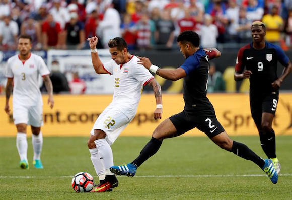 El jugador costarricense Ronald Matarrita (i) protege el bal&oacute;n ante la marca del estadounidense DeAndre Yedlin (2-d) hoy, martes 7 de junio de 2016, durante un partido por el Grupo A de la Copa Am&eacute;rica entre Estados Unidos y Costa Rica, en el estadio Soldier Field de Chicago, Illinois.