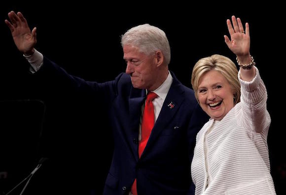 La precandidata a la presidencia de EE.UU. por el partido Dem&oacute;crata Hillary Clinton (d) saluda a seguidores acompa&ntilde;ada por su esposo Bill Clinton (i) hoy, martes 7 de junio de 2016, al final de la Noche de elecciones primarias en Brooklyn, Nueva York (EE.UU.). Clinton se proclam&oacute; hoy vencedora de las primarias dem&oacute;cratas que se han disputado en los &uacute;ltimos meses en Estados Unidos como parte de la carrera electoral para llegar a la Casa Blanca. 