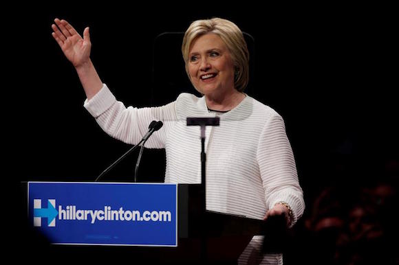 La precandidata a la presidencia de EE.UU. por el partido Demócrata Hillary Clinton pronuncia un discurso ante seguidores hoy, martes 7 de junio de 2016, al final de la Noche de elecciones primarias en Brooklyn, Nueva York.