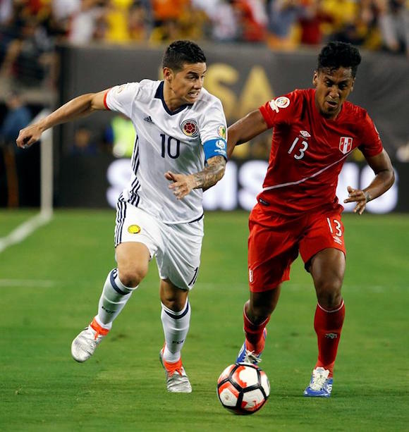 de Colombia James Rodr&iacute;guez (L) y Renato Tapia batalla (R) de Per&uacute; para el control de la pelota durante la segunda mitad de su Copa Am&eacute;rica Centenario EE.UU. 2016 Copa partido cuartos de final en el estadio MetLife en East Rutherford, Nueva Jersey, EE.UU. 17 de junio de 2016 .