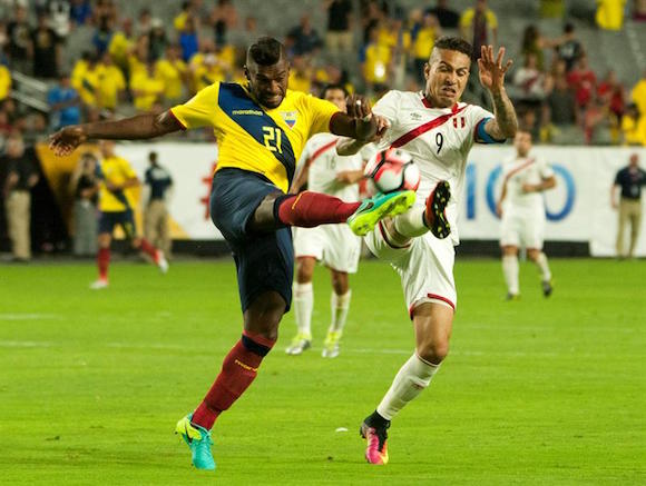 El jugador peruano Paolo Guerrero (d) disputa el bal&oacute;n con el ecuatoriano Gabriel Achilier (i) hoy, mi&eacute;rcoles 8 de junio de 2016, durante un partido entre Ecuador y Per&uacute; por el Grupo B de la Copa Am&eacute;rica Centenario, en el estadio de la Universidad de Phoenix, en Glendale, Arizona.