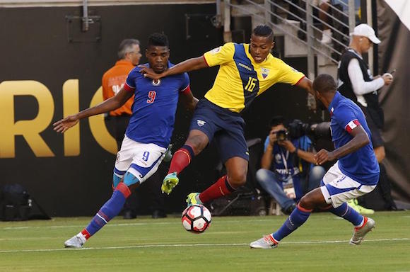 El jugador de la selecci&oacute;n de Ecuador Antonio Valencia (c) disputa el bal&oacute;n con Kervens Belfort (i) de Hait&iacute; hoy, domingo 12 de junio de 2016, en el juego por el Grupo B de la Copa Am&eacute;rica Centenario en el estadio MetLife en East Rutherford, New Jersey.