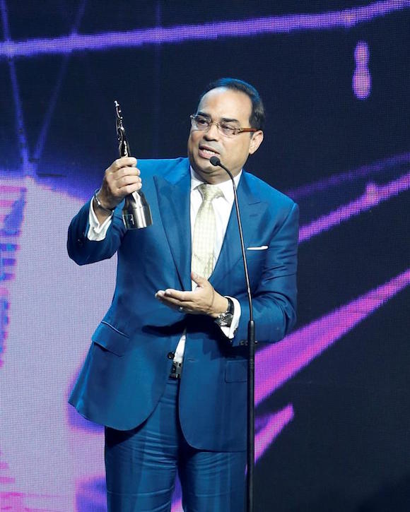 El salsero puertorriqueño Gilberto Santa Rosa habla al recibir el premio Soberano Especial por parte de la Asociación de Cronistas de Arte (Acroarte) hoy, martes 31 de mayo de 2016, en Santo Domingo (República Dominicana).