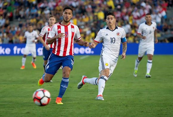 El jugador colombiano James Rodríguez (d) pasa el balón hoy, martes 7 de junio de 2016, durante un partido entre Colombia y Paraguay por el Grupo A de la Copa América, en el estadio Rose Bowl de Pasadena, California.
