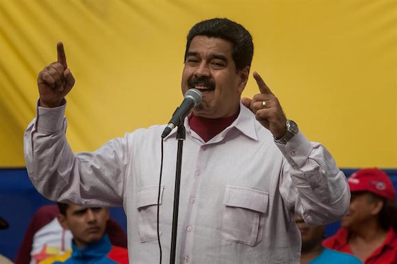 El presidente de Venezuela, Nicol&aacute;s Maduro, participa en un acto de Gobierno hoy, martes 14 de junio de 2016, en el palacio de Miraflores en Caracas (Venezuela). Maduro dijo hoy que est&aacute; de acuerdo con que se inicien contactos con Estados Unidos "al m&aacute;s alto nivel" y listo para reponer la relaci&oacute;n "a nivel de embajadores", al confirmar que quiere di&aacute;logo con el pa&iacute;s norteamericano pero "con respeto" y "sin imposiciones". 