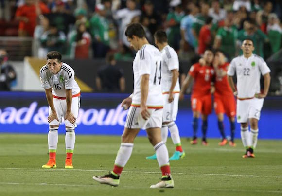 Jugadores mexicanos se lamentan tras perder 7-0 hoy, sábado 18 de junio de 2016, durante un partido entre México y Chile en los cuartos de final de la Copa América Centenario, en el Levi's Stadium de Santa Clara, California.