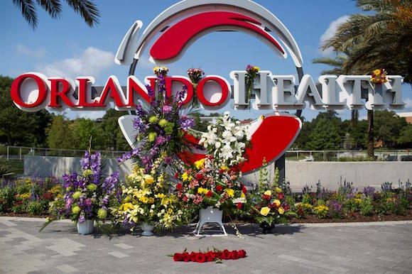 Vista de las flores depositadas en el Hospital de Orlando, Florida, Estados Unidos hoy 13 de junio de 2016 en memoria a las 49 v&iacute;ctimas mortales, la mayor&iacute;a hispanas, de la matanza perpetrada el pasado fin de semana en una discoteca de ambiente gay. La matanza, de la que se ha responsabilizado al estadounidense de origen afgano Omar Seddique Mateen, de 29 a&ntilde;os, ocurri&oacute; en medio de la denominada "Noche Latina" de la discoteca Pulse, frecuentada por homosexuales, lesbianas, bisexuales y transexuales.