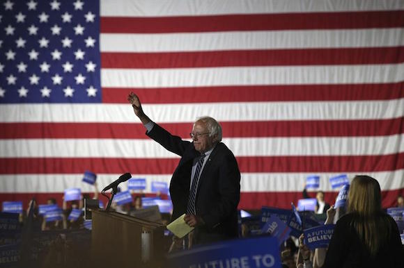El aspirante presidencial demócrata Bernie Sanders, durante un acto de campaña en Los Ángeles, California. Sanders subrayó en un discurso que continuará con su campaña por la nominación demócrata a la presidencia hasta la convención nacional de su partido, que se celebrará en julio.