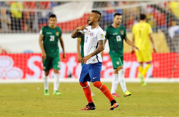 El chileno Arturo Vidal celebra después de anotar un gol hoy, viernes 10 de junio de 2016, en un partido entre Chile y Bolivia en el grupo D de la Copa América Centenario jugado en el estadio Gillete en Foxborough.