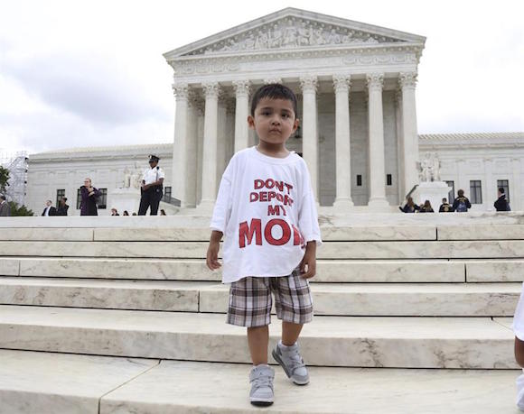 Un ni&ntilde;o a favor de los inmigrantes lleva una camiseta con el lema 'Don't deport my mom' (No devolv&aacute;is a mi madre) ante la decisi&oacute;n del Tribunal Supremos de Estados Unidos sobre las medidas migratorias del presidente estadounidense, Barack Obama, hoy, 23 de junio de 2016, en Washington DC (Estados Unidos). Los ocho jueces del Tribunal Supremo de EEUU empataron hoy en su decisi&oacute;n sobre las medidas migratorias de Obama y remitieron el caso a un tribunal inferior y dejaron en el limbo a casi cinco millones de inmigrantes indocumentados. 
