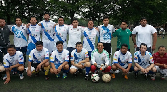 Jugadores y dirigentes del Metepec Jr. que est&aacute;n participando y dando 'guerra' en el campeonato de la Liga Maya de F&uacute;tbol en Brooklyn. Este domingo 3 de julio, tendr&aacute;n tremenda fiesta deportiva. (Cortes&iacute;a: L.M.F.B.)