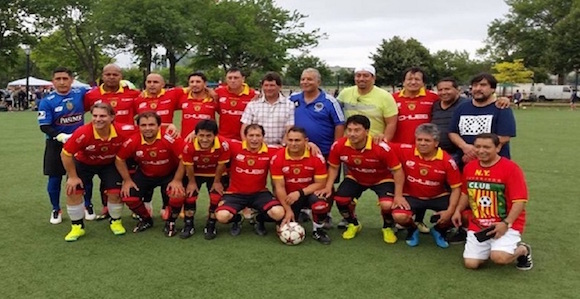 Jugadores y dirigentes del Deportivo Cuenca New York, posando con el invitado de honor, Pablo Marin (de pie, sexto desde la izquierda), asistente de Alex Aguinaga en el cuerpo t&eacute;cnico del Deportivo Cuenca en Ecuador, quien se encuentra en Nueva York con Dussan Draskovic para dictar charlas a entrenadores de ni&ntilde;os. El conjunto Morlaco newyorkino chocar&aacute; este s&aacute;bado contra el DIM Antioquia en el campeonato de la Master Soccer League. (Foto Cortes&iacute;a: D.C.N.Y.) 