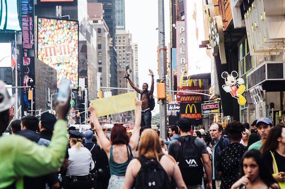 Manifestantes de "Black Lives Matter" (Las vidas negras importan) marchan hoy, jueves 7 de julio de 2016, en Nueva York (Estados Unidos). En todo Estados Unidos, cientos de personas han protestado contra los actos violentos en contra de hombres negros cometidos por oficiales de policía.
