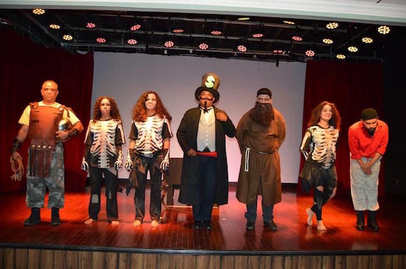 El elenco de "La f&aacute;bula de los cinco caminantes", en su saludo final.