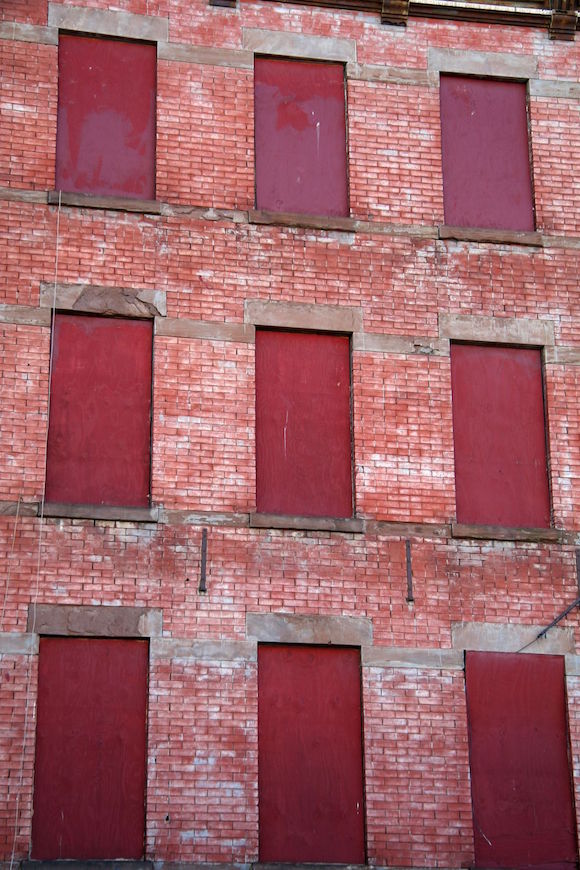 NUEVA YORK tiene m&aacute;s de 3,300 casas abandonadas o &ldquo;zombies&rdquo;, llamadas as&iacute; porque tienen signos de &ldquo;muertas&rdquo;, con mala yerba alrededor, con basuras y semi destruidas.