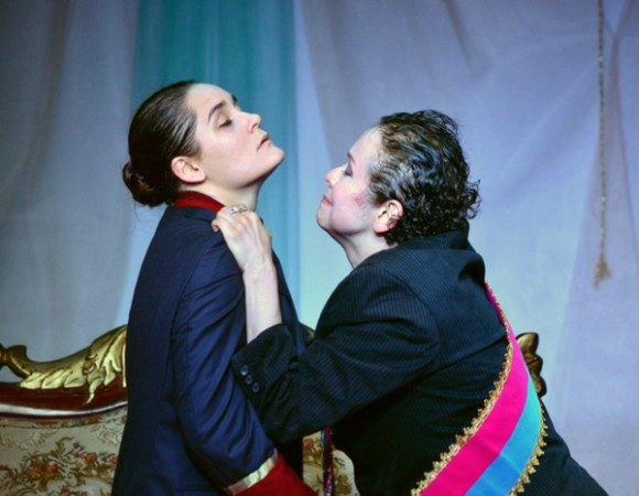 Labores memorables ofrecen Emely y Marisol en la pieza de Walter Ventosilla.