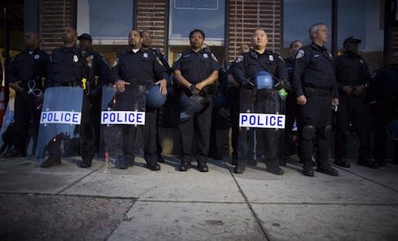 La fiscalía encargada del juicio por las heridas mortales que sufrió bajo custodia policial el joven negro Freddie Gray en Baltimore decidió hoy retirar los cargos contra los tres policías que quedaban por juzgar, lo que pone fin al caso sin la condena de ninguno de los 6 agentes implicados.