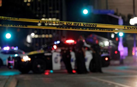 Un cord&oacute;n policial precinta el escenario del tiroteo ocurrido en el transcurso de una manifestaci&oacute;n contra la violencia policial hacia los negros en EEUU, que se sald&oacute; con cinco agentes muertos, en Dallas, Estados Unidos, hoy, 8 de julio de 2016. Cinco polic&iacute;as fallecieron y otros 6 resultaron heridos cuando dos francotiradores les dispararon desde posiciones elevadas, inform&oacute; la Polic&iacute;a de la ciudad