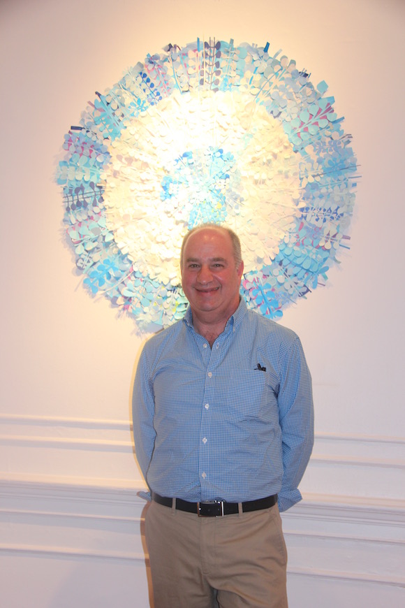 José Luis Anzizar con una de sus obras en papel, recrea la tradicional escarapela, uno de los símbolos más conocidos y populares durante la celebración de la independencia de Argentina.