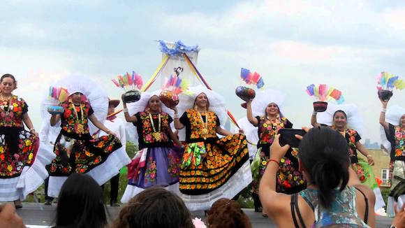 La Guelaguetza es un evento anual del estado de Oaxaca que se celebra en julio , el cual resalta y celebra la riqueza cultural a trav&eacute;s de bailes tradicionales y trajes t&iacute;picos, que representan a las diferentes comunidades, su historia y su diversidad, que e incluye desfiles con bandas de m&uacute;sica, comida t&iacute;pica, exposici&oacute;n de tejidos artesanales y cer&aacute;mica regional.