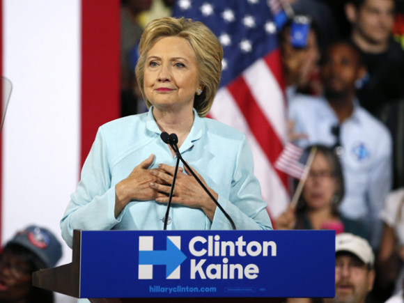 Hillary Clinton, abogada de 68 años nacida en Chicago y miembro del Partido Demócrata desde 1968 ha escrito historia al ser la primera mujer electa senadora por el Estado de Nueva York en el 2000 y la primera mujer candidata oficial a presidente de Estados Unidos.
