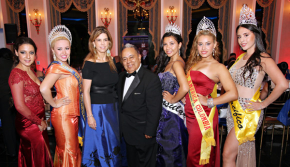 Durante la Gala del Desfile Colombiano posaron de Izq. a Der. Mar&iacute;a Jos&eacute; Lascaro Miss Juvenil del Centro C&iacute;vico Cultural; Nicolee Fernandez, Reina del Desfile Colombiano de Nueva York; Mar&iacute;a Isabel Nieto, C&oacute;nsul General de Colombia en Nueva York; Don Rafael Castellar, Fundador, Presidente/CEO del Desfile Colombiano de Nueva York; Laura Garc&iacute;a, Miss Insular; Allison Zambrano, Miss America Colombia y Miss Pac&iacute;fico.