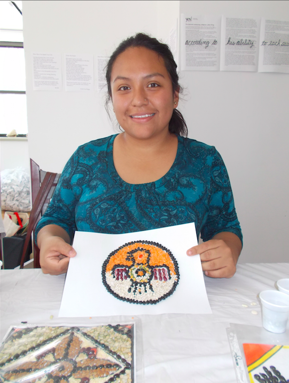 Itzel se enter&oacute; por Facebook y asisti&oacute; con su hermano menor al taller. Ellos nacieron en Nueva York de padres mexicanos. Dijo que le interesa porque cuando era ni&ntilde;a no hab&iacute;an eventos que le permitieran conocer sus ra&iacute;ces culturales.