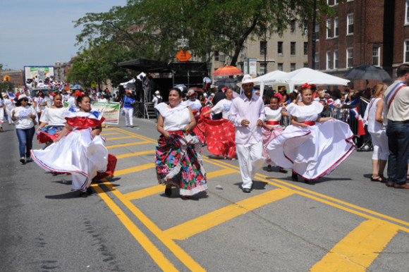 Desafiando las altas temperaturas decenas de miles de dominicanos mostraron con orgullo su cultura en un desfile donde agitaban sus banderas azules, rojas y blancas de su pa&iacute;s y con grupos bailando los ritmos del folklor de la isla caribe&ntilde;a de Quisqueya.