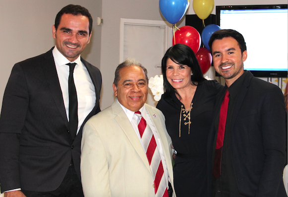 Para nuestro lente posaron muy alegres de Izq. a Der. el cantante Julio Calderón “El Gallo”; Don Rafael Castelar, Presidente/CEO del Desfile Colombiano de Nueva York; Olga Vélez, manager artística internacional y el actor colombiano Juan Carlos Almanza, invitados especiales al 16o Desfile Colombiano.
