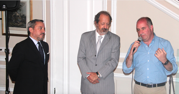 José Luis Anzizar durante la inauguración de Destino de Grandeza junto al Emjb. José Luis Pérez-Gabilondo, Cónsul General y al Hon. Eduardo Almirantearena, Cónsul General Adjunto, quienes mensualmente promueven a los artistas argentinos presentando sus obra en la llamada Capital del mundo.